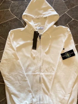 Stone island zip tröja  - Hej jag säljer en helt ny och oanvänd stone island zip hoodie som jag fick i julklapp men Tyvär så är den för liten. Så det är därför jag vill sälja den 😊