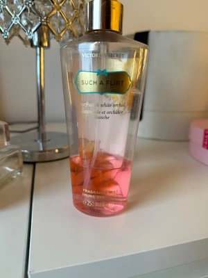 Victoria's Secret Such A Flirt mist - 1/3 kvar❤️Lägger ut för er som inte har så mycket pengar finns detta som billigare alternativ. Fragrance mist med starfruit och white orchid. Innehåller aloe vera och kamomill för en fräsch känsla. Volym: 250 ml. Ingredienser: Alcohol Denat., Water, Fragrance, Aloe Barbadensis Leaf Extract, Chamomilla Recutita Flower Extract m.fl.