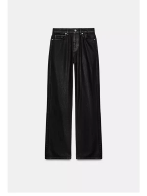 Svarta coated wide jeans Z1975 - Säljer ett par svarta coated jeans från Zara Z1975 med hög midja och wide fit. Säljer pga glömde returnera, storlek 40 men skulle säga att de sitter som en 38. Helt nya 