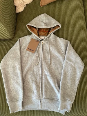 Burberry zip hoodie - Tjena! Jag köpte denna burberry zip hoodie för inte så länge sen vid jul. När jag fick den så var den lite kort i armarna då jag är 190cm. Skulle sagt att den passar mer i S än M. Kan diskutera pris
