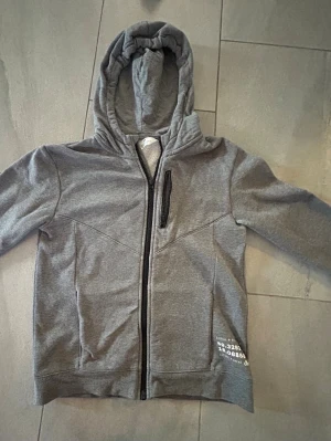 Sipp hoodie, pojke - En fin sipp hoodie från hm med luva. 