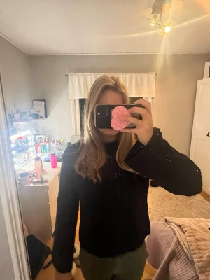 Svart stickad tröja Holly & Whyte XS - Säljer en svart stickad tröja med hål från Holly & Whyte i storlek XS. Tröjan har lång ärm, rund hals och ett snyggt hålmönster som ger en cool look. Perfekt att styla med jeans eller kjol för en chill vibe.