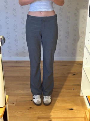Grå kostymbyxor lågmidjade - Säljer ett par gråa kostymbyxor från h&m i storlek 36💕 Jag är 177 cm lång