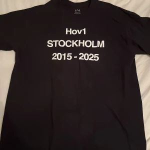 Hov1 Merch vi dansar vidare i livet - Säljer min ”Vi dansar vidare i livet” stockholm t-shirt från Hov1s sista konsert. Endast testad