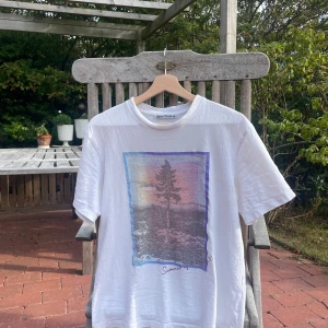 Acne Studios t-shirt - Säljer nu min as feta acne studios t-shirt, T-shirten köptes för 170$ från clothbased. Tröjan är  discontiued, säljes då det inte längre är min stil. Vid minsta fundering hör av dig.🤙 