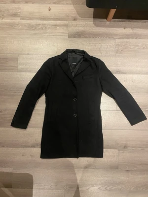 J.Lindeberg Rock - Säljer nu en riktigt snygg J.Lindeberg rock! Den har en skada på insidan av ärmen.  Inget som syns när den används. Storlek - S/46 Hör av er vid funderingar!