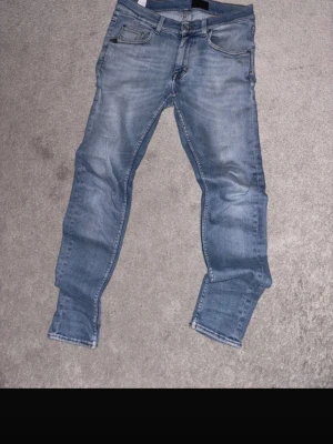 Tiger of Sweden Jeans - Säljer ett par schyssta slim fit jeans från Tiger of Sweden. Byxorna är i fint skick och sitter bekvämt då de är stretchiga.