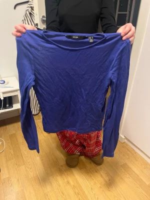 Långärmad tröja - En fin blå långärmad tröja!! Ganska genomskinlig men snyggt om man gillar sådant! Köp nu eller skriv om du har frågor 