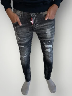 Dsquared jeans strl 44 svart - Helt nya. Fin replika med hög kvalitet. Modellen är 175cm lång och väger ca 65kg. Pris: 1299kr. Först till kvarn. Skickas inom 24h