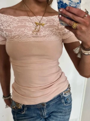 Off shoulder topp med spets - Intressekoll på den här SUPERSÖTA TOPP!!💖Lånade bilder. Funderar på att sälja denna för att den inte passar💖💖