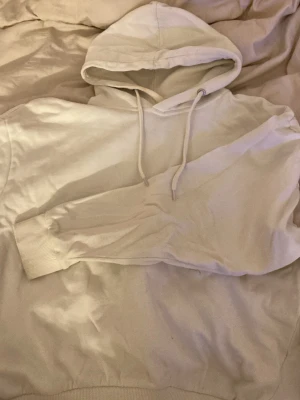 Vit tunnare hoodie  - En vit hoodie från lager 157