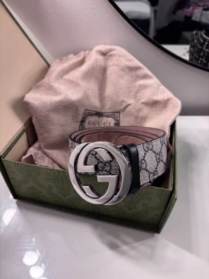 Gucci bälte - Äkta Gucci bälte beställt från deras hemsida (så kvitto finns!) 2 egenstansade hål med håltagare, lite nött/slitet i hålet som använt mest. Kommer med låda och tillhörande dustbag