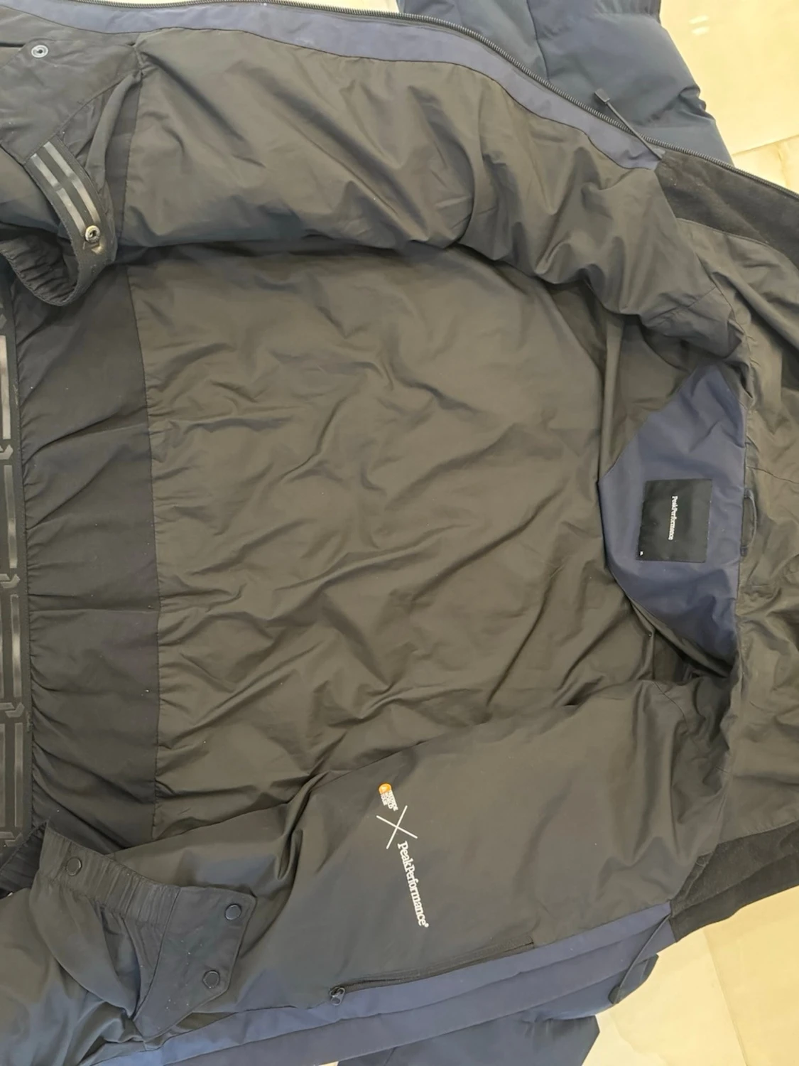 Mörkblå pufferjacka från Peak Performance - 1