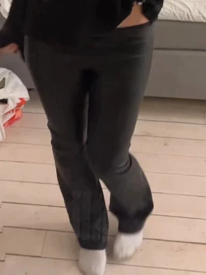 Lågmidjade skinnbyxor🥰 - Jätte snygga som inte säljs längre🥰 som xs/s då de e töjbara👍 märket är typ xoxo nått, skriv för fler bilder