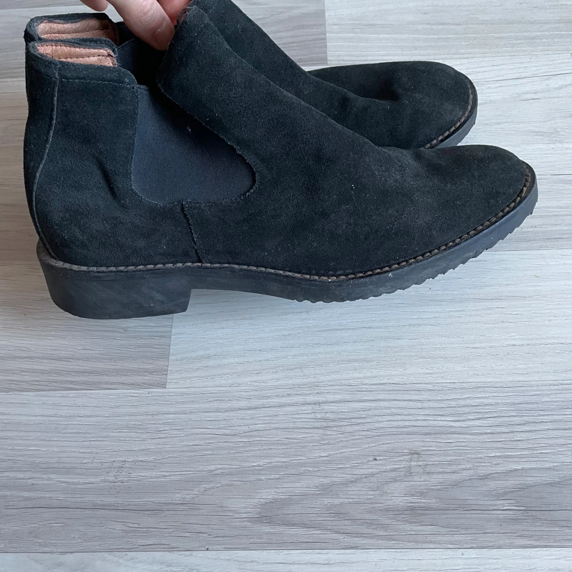 Svarta chelsea boots i mocka