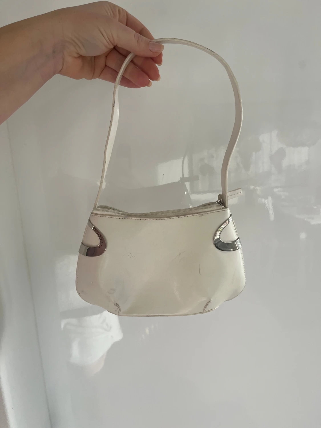 Vit axelväska med silverdetaljer
