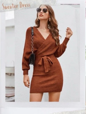 SHEIN Brun omlott stickad kortklänning - Säljer en snygg brun stickad kortklänning med omlott och knyt i midjan. Klänningen har v-ringning och långa ärmar, perfekt för en trendig och mysig look. Passar och ser ut precis som på bilden, en figurnära men ändå bekväm stil.