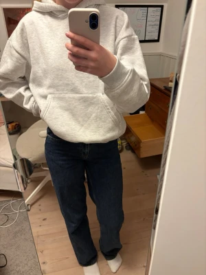 Woodbird blå raka jeans - Säljer ett par snygga blå jeans från Woodbird med raka ben. Jeansen har medelhög midja och detaljer i kopparfärg. Det finns ett väldigt litet hål på högra bakfickan, men annars är de i bra skick.