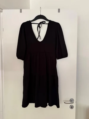Klänning svart  - Storlek M. Aldrig använd. 