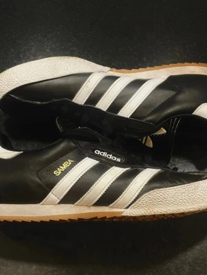 Adidas Samba - Säljer nu ett par snygga Adidas Samba! Skorna har använts men är i fint skick och har inga hål eller slitningar.  Skön passform och är i storlek 46 2/3. Skorna passar till allting. Det är bara att höra av sig vid funderingar. Priset går att diskutera🤩✅
