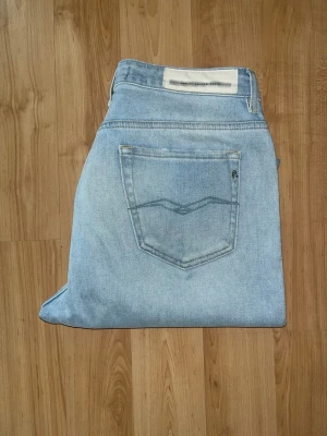 Replay jeans  - Säljer ett par ljusblå jeans från Replay. OBS vet ej om de är dam eller herr, det är köpta som herr men har glitter vid fickan (se bild) som gör mig osäker. Men det står slim boy fit - så skulle tro att det är herrjeans. Midja 38cm, längd 101cm. Ifall det inte finns någon bild i annonsen där jag bär plaggen jag säljer så är det för att jag ej kan ha storleken heller passformen, så kolla måtten för storlek och googla på modellnamnet för passform 😉 s5,2