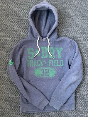 Vintage 2000s Superdry (Limited edition) - Säljer nu denna sjukt snygga vintage 2000s Superdry hoodie😊 Passar perfekt till allt och är riktigt varm och bekväm🙌 Storlek M och passar true to size ! Säljs ej längre och är ur en limiterad upplaga och är därav mycket eftertraktad 🤩 Skriv vid funderingar 📲