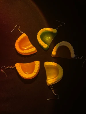 Tand örhängen - Jätte häftiga örhängen! Jätte unika och roliga!!