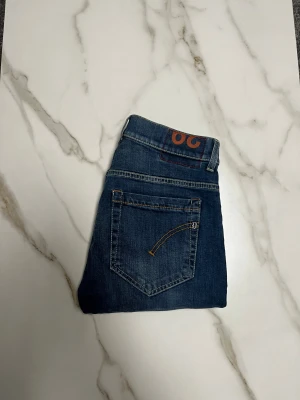 Dondup George jeans - Säljer nu ett par riktigt feta Dondup George jeans. Lappen där storleken står är avklippt så här är måtten istället: Midjan är 37 cm och längden från midjan och ner är 90 cm. 