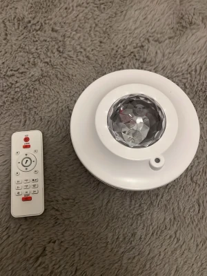 Lampa/högtalare - Den lyser i olika färger. Det är en högtalare också men den är kass.