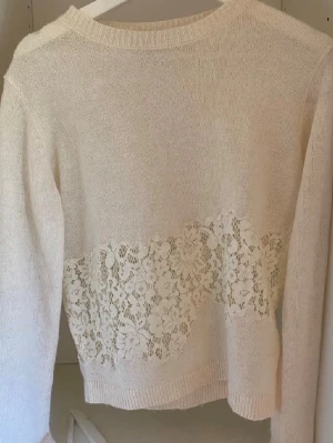 vit stickad tröja med spetsdetalj - så söt 