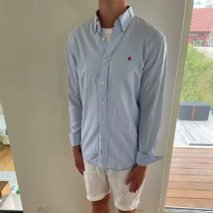 Morris skjorta  - Säljer nu denna Morris skjorta i mycket bra skick bortsett ifrån att knapp längst ner saknas, skriv för fler bilder/frågor🙌🏼