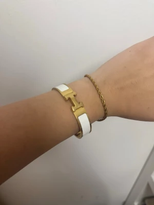 H armband  - Säljer ett h armband i guld och vit, använder inte längre 🤍