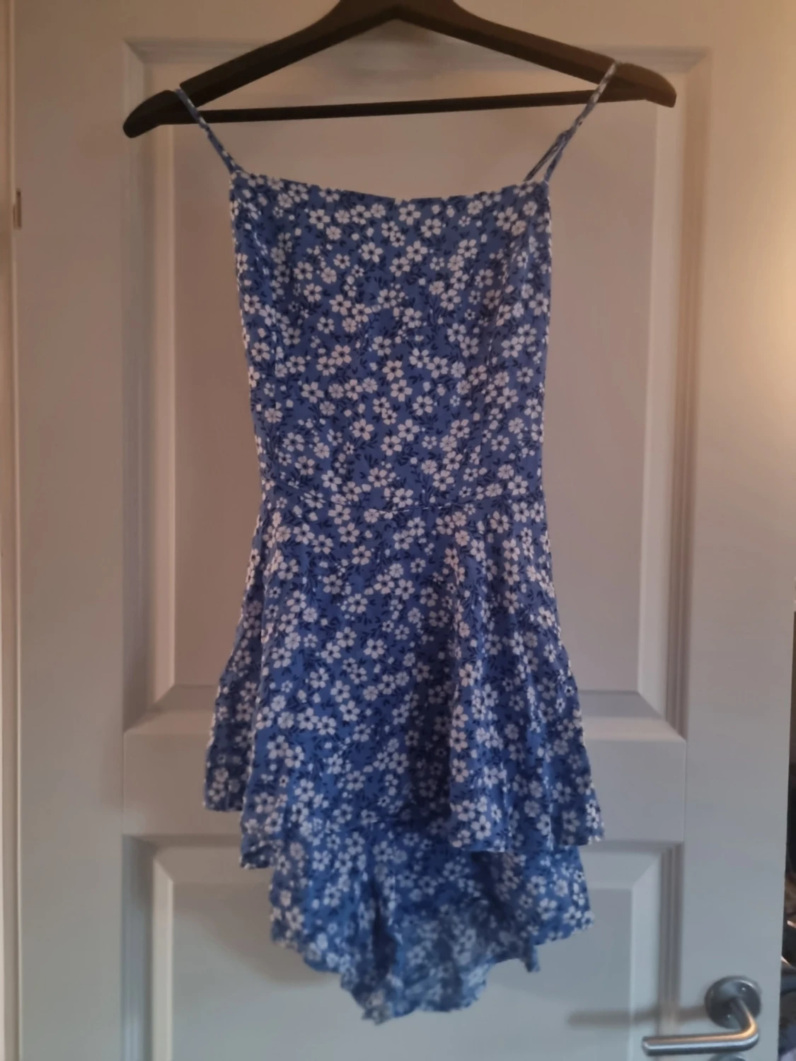 Blå blommig kortklänning med knyt
