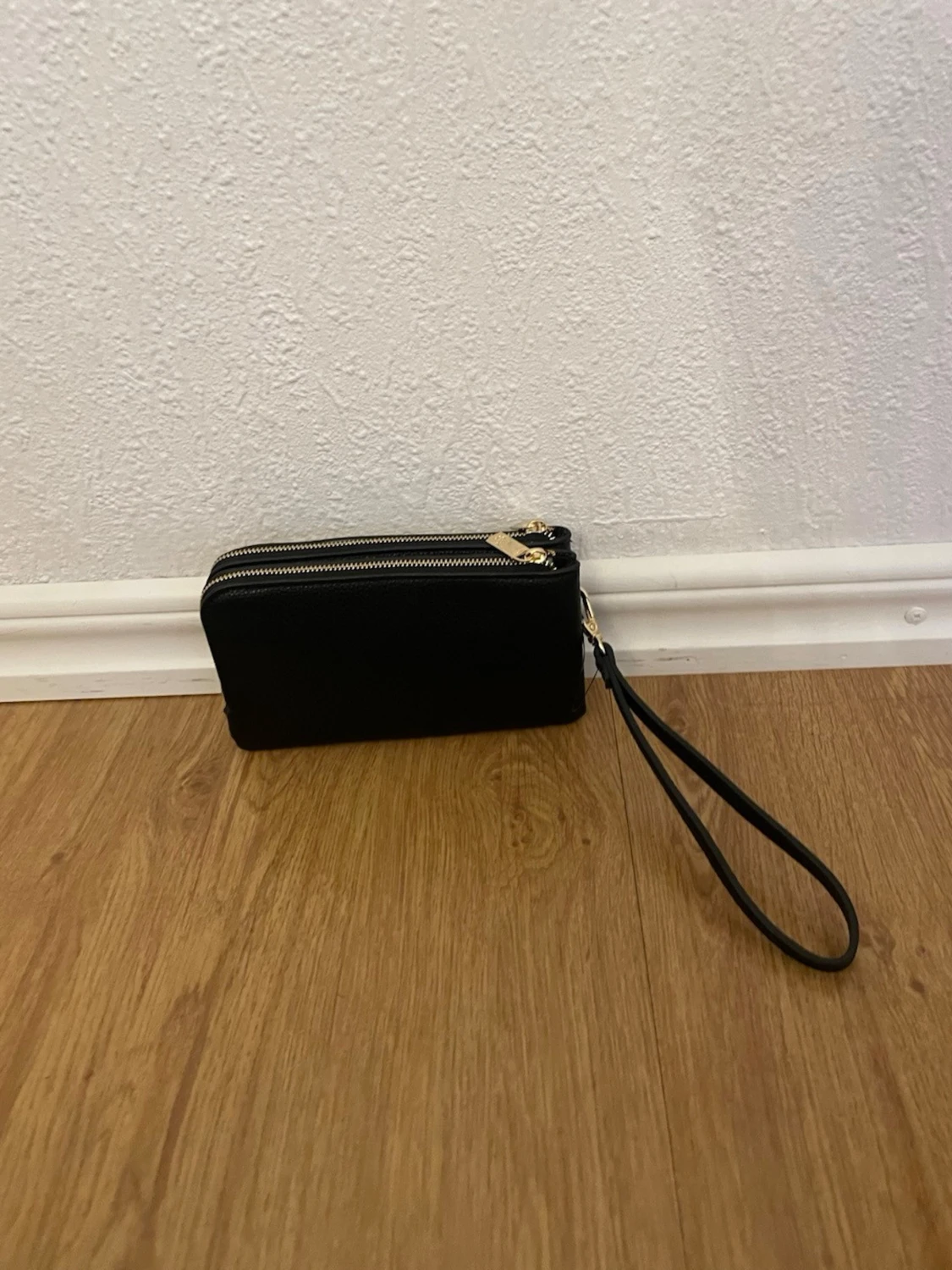 Svart plånbok med gulddetaljer från N - 2