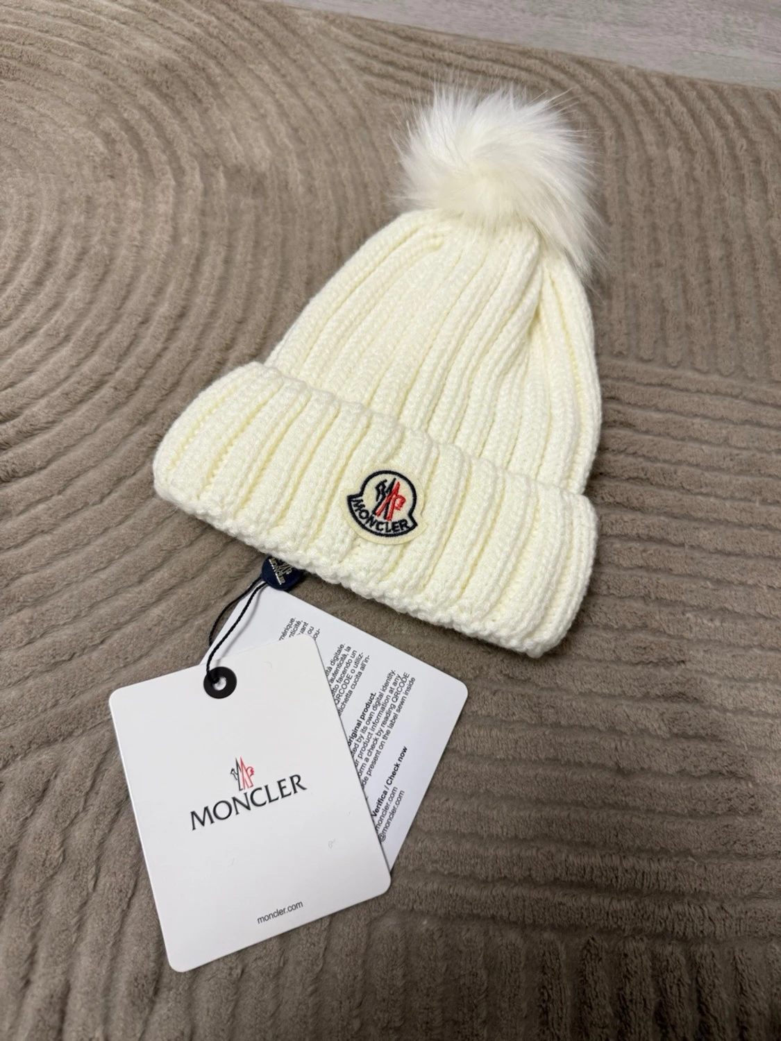 Vit stickad Moncler mössa med pälsboll