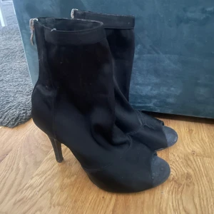 Svarta dansklackar - Svarta dansklackar med 7-10cm klack. Perfekta att dansa i men funkar också precis lika bra till annat. Nypris 800kr. Köpte tidigare på plick men passade inte mig. Skriv för fler frågor eller bilder!🩵