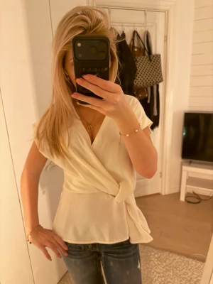 Zara blus  - Såå snygg blus från Zara, använd ett fåtal gånger💗
