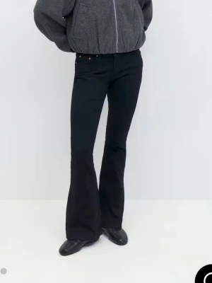 Svarta bootcut jeans från Gina Tricot  - Säljer ett par svarta bootcut jeans från Gina Tricot i storlek 34.  Är deras low bootcut men skulle säga att de är mer midwaist. Materialet är mjukt och stretchigt jeans, vilket gör dem riktigt sköna att bära. Jensen är urtvättad  (se bilder) och antingen kan man låta de vara om man gillar dem urtvättad eller köpa textilfärg för att färga tillbaka dem.