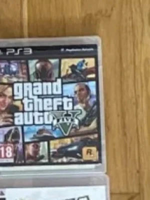 Grand Theft Auto V (GTA V) PS3 - Grand Theft Auto V till PlayStation 3. Omslaget och fodralet syns i bra skick, ingen synlig skada. Ett populärt actionspel med öppen värld och många speltimmar.
