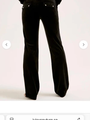 Svarta juicy couture byxor  -  Säljer ett par svarta juicy to byxor för de inte kommer till användning längre. De är i bra skick i storlek. S passar de flesta är stretchiga priset kan vi diskutera ❤️