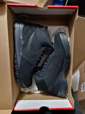 Oanvända Nike Vinterskor Skinn EU44.5 - Helt nya i original låda. Storlek 44.5 (28.5 cm). Vattentåliga. Ord.pris ca 1800 kr. Inga byten/trade eller returer. Skickar spårbart och försäkrat mot porto