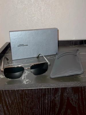 Chimi Koenigsegg Forza-G sunglasses - Gjorde endast 300st av dessa, 150st i svart och 150st i silver. Bågarna är av titanium. De är även numrerade, dessa har nr 239. Enbart testade så dem är som nya. Allt som medföljde vid köp finns självklart kvar. Inköpt juli 2023 direkt från Chimi. Digitalt kvitto finns. Hojta gärna till om fler bilder önskas! Fun fact: Fodralet tillverkades hos Koenigsegg