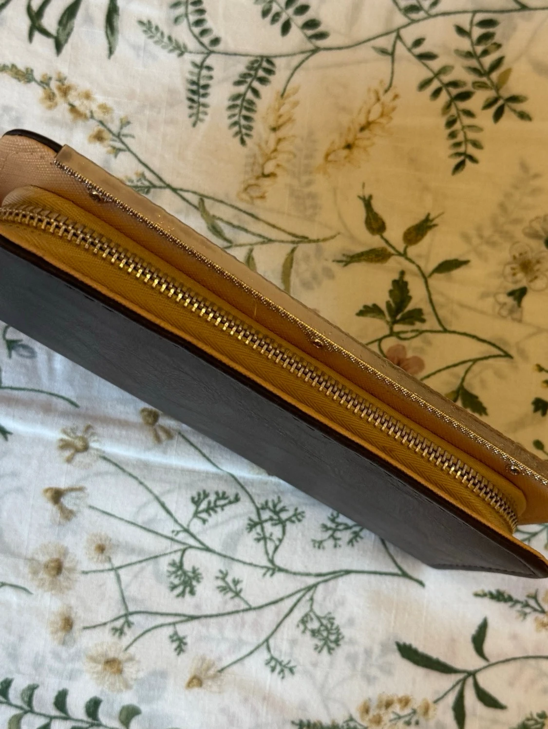 Plånbok med gulddetaljer och blommor - 3