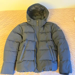 Replay jacka - Skitsnygg vinterjacka från märket replay. Jackan är ett år gammal och använd väldigt lite endast en vinter, köpte den ny för runt 3500kr och den är i st L. Perfekt nu till vintern när det bli lite kallare. 