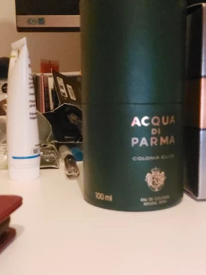 Acqua di Parma Colonia Club 100ml och spice bomb extrem - Stilren och klassisk doft från Acqua di Parma. Colonia Club i 100 ml storlek – perfekt för dig som vill sticka ut med en exklusiv touch. Eau de Cologne, tillverkad i Italien. Och spice bomb extrem