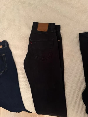 Svarta Levi's 501 W32 L32 - Säljer ett par Levi’s 501or, andvänd ett par gånger men är i fint skick. Lite nötning längst ner på jeansen 