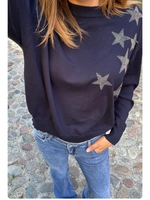 Stickad tröja med stjärnor  - Mörkblå långärmad tröja med snygga silvriga stjärnor. Från meet me there och är helt oanvänd med lappen fortfarande kvar. Nypris 550 och mitt pris 350.💗💗