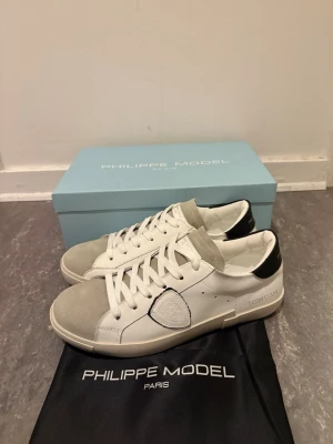 Philippe model white blue low sneakers - Helt nya och oanvända. Allt på bild medföljer. Fraktar inom 24h