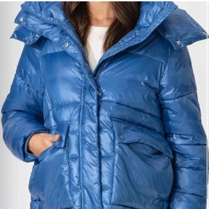 Blå pufferjacka från Indiska - Säljer en blå pufferjacka från Indiska i storlek M. Jackan är perfekt för vintern med sin varma och vadderade design. Den har en hög krage och dragkedja framtill. Pris går att diskutera 