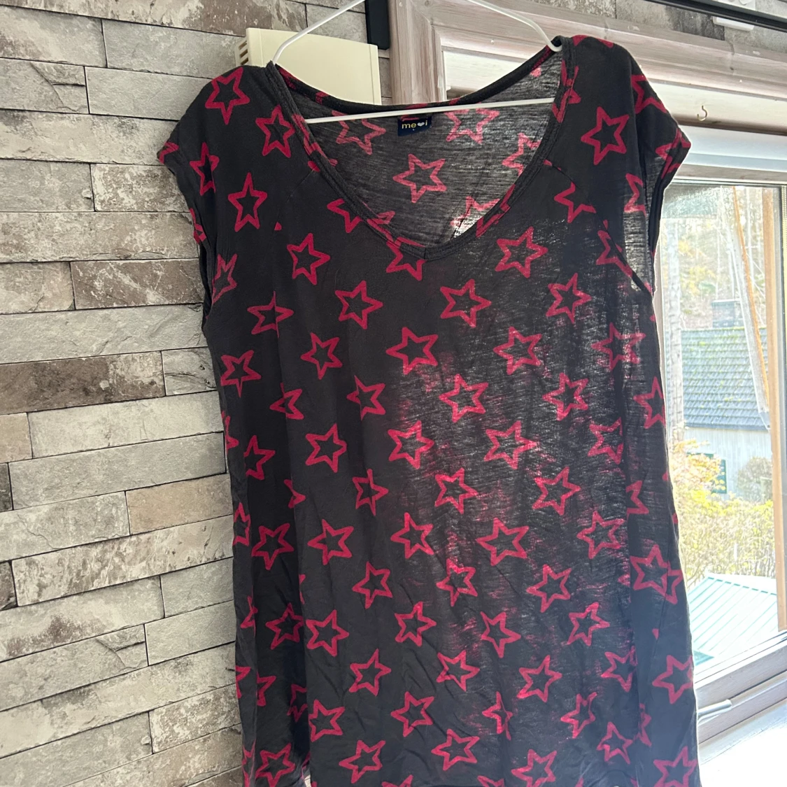 Svart T-shirt  med rosa stjärnor - 1